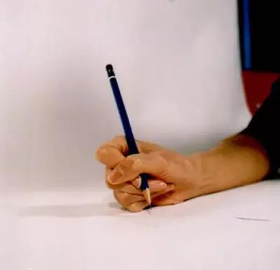 八種錯(cuò)誤寫字姿勢(shì)-橫搭型